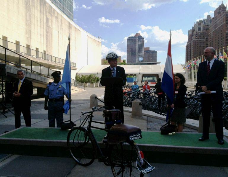 Secretary-General Ban Ki-moon addresses UN Bike Ride in support of Rio+20. UN Photo