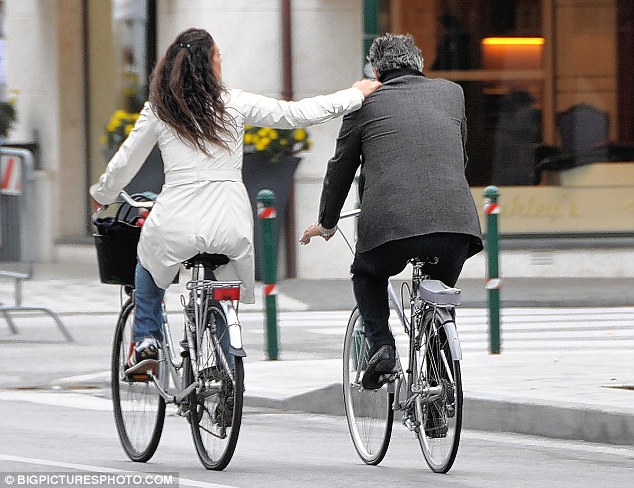 Андреа Бочелли (Andrea Bocelli) на велосипеде с женой