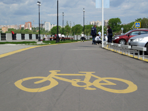 Велодорожка здесь чисто символическая, к реальным дорожкам не имеющая никакого отношения.