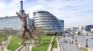 Статуя Бориса Джонсона на велосипеде