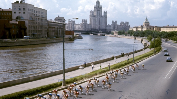 велосипедисты на набережной Москва-реки