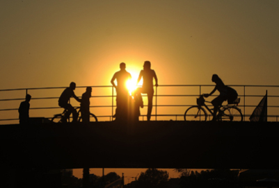 велосипедисты на мосту
