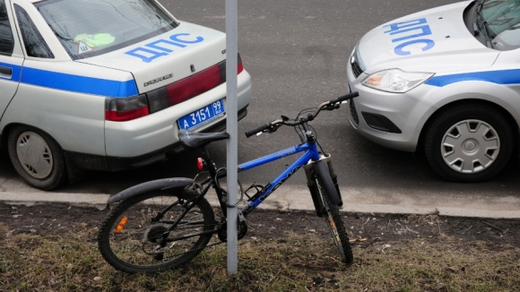 велосипед и полицейский автомобиль. фото: PhotoXpress