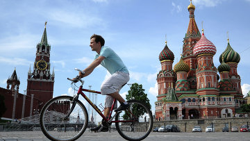 велосипедист у Кремля © РИА Новости. Владимир Астапкович