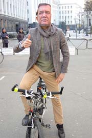 Янукович на велосипеде 1 апреля