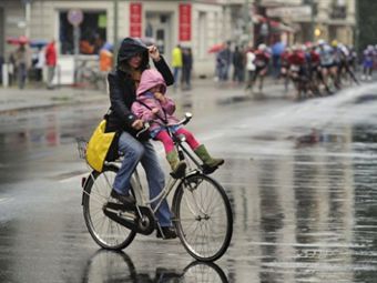 Велосипед с ребенком-пассажиром