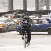 Велосипедист на зимней дороге