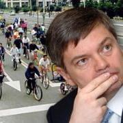 Председатель комитета Государственной думы РФ по транспорту Сергей Шишкарев и велосипеды. Коллаж: ИА REGNUM