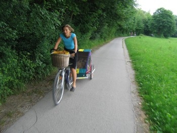 Польская велосипедистка с корзинкой и прицепом