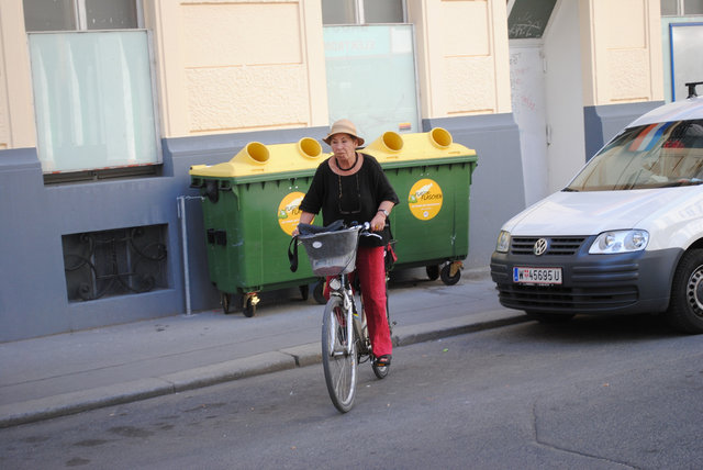 пожилая велосипедистка с корзинкой на улицах Вены